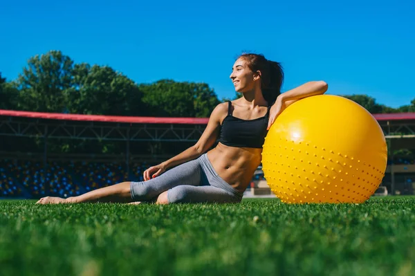 Kvinna inblandad i fitness — Stockfoto