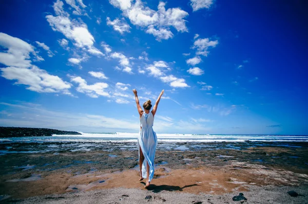 Jeune femme sur la plage — Photo