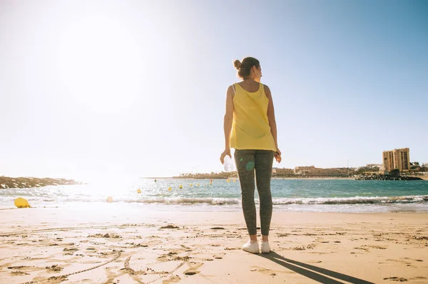 Mujer joven en la playa —  Fotos de Stock