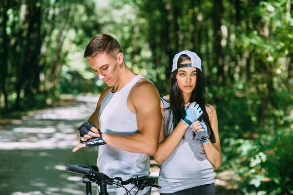 Pareja joven con bicicleta — Foto de Stock