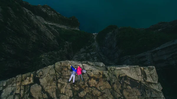 Пара влюбленных на скале в Норвегии — стоковое фото
