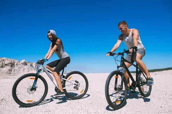 Bisiklet ile genç bir çift
