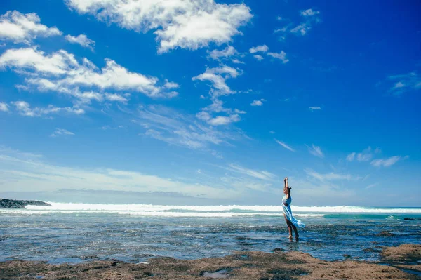 Mujer joven en la playa — Foto de Stock