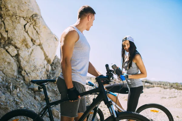 Pareja joven con bicicletas — Foto de Stock