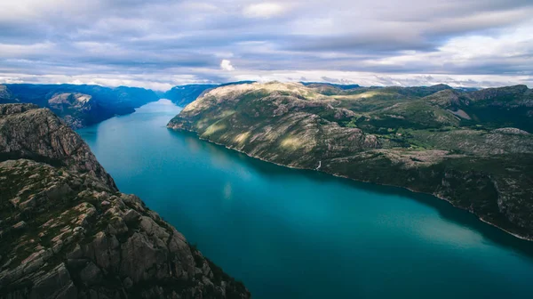 Hermosas montañas noruegas — Foto de Stock