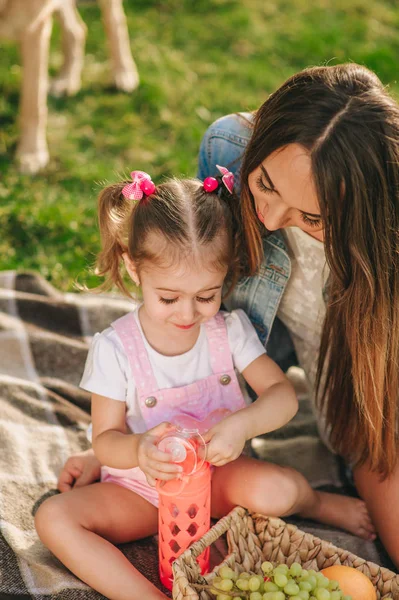 Mãe e filha fazem piquenique — Fotografia de Stock