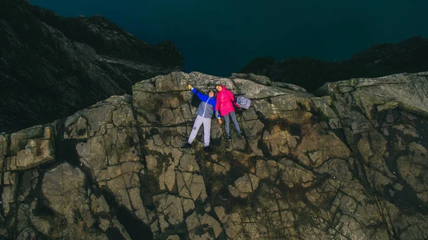 Casal apaixonado no penhasco na Noruega — Fotografia de Stock