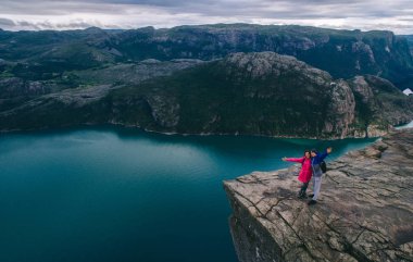 Norveç'te cliff üzerinde aşık Çift