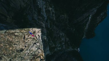 Norveç'te cliff üzerinde aşık Çift