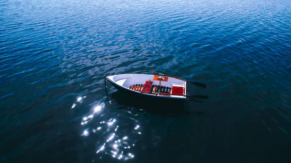 One boat on water — Stock Photo, Image