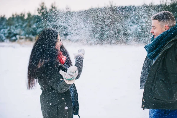 Coppia amorevole in inverno — Foto Stock