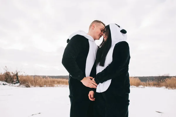 パンダのスーツ姿のカップル — ストック写真