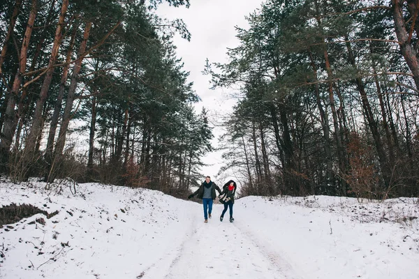 Couple aimant en hiver — Photo