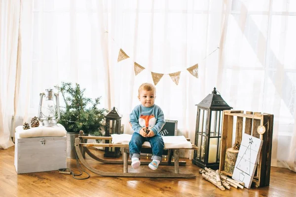 Junge im weihnachtlichen Interieur — Stockfoto