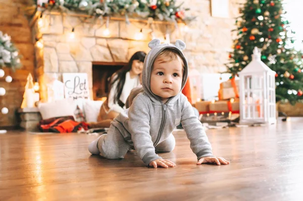 Anne ve oğlu şömine yakın — Stok fotoğraf