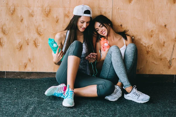 Jeunes femmes au gymnase — Photo