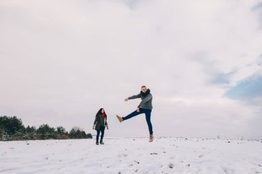 çiftler kış ormanında