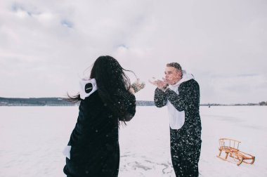 çiftler kış ormanında