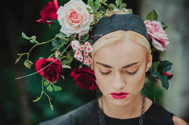 Sarışın kafasına Güllü 