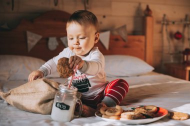 Kurabiye Yiyen Çocuk  