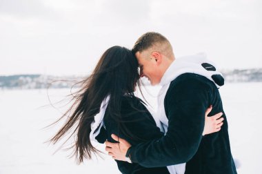 çiftler kış ormanında 