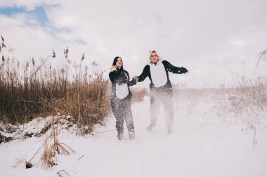 çiftler kış ormanında