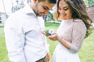 Park 'ta bir çift var.