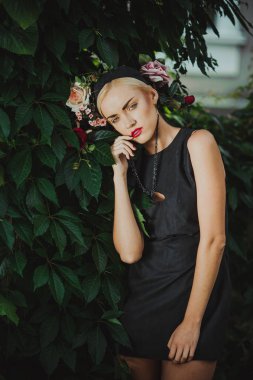 Sarışın kafasına Güllü 