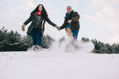 çiftler kış ormanında