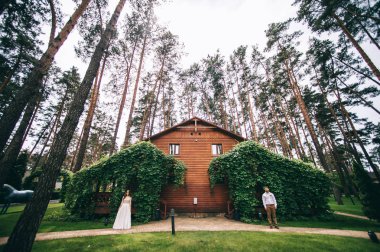 Park 'ta bir çift var.