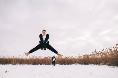 çiftler kış ormanında