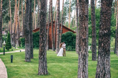 Park 'ta bir çift var.