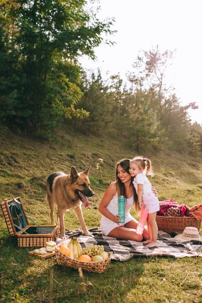 Mother and daughter at picnic — Stock Photo, Image
