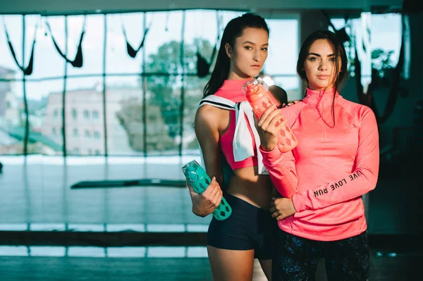 Två flickor i gym — Stockfoto