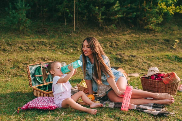 母と娘のピクニック — ストック写真