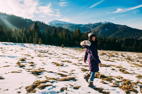 Donna in montagne innevate — Foto Stock