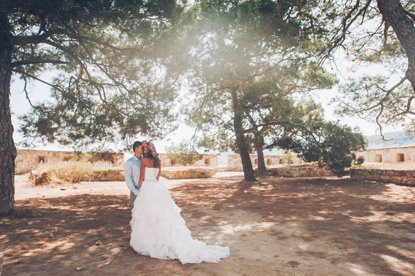 Novia y novio posando sobre ruinas . —  Fotos de Stock