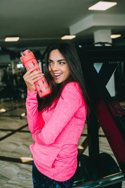 Ung tjej på gym — Stockfoto