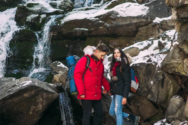 Pareja de pie sobre roca — Foto de Stock