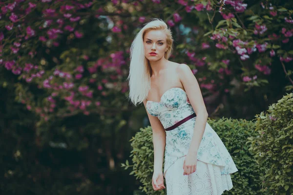 Hermosa chica en el jardín — Foto de Stock