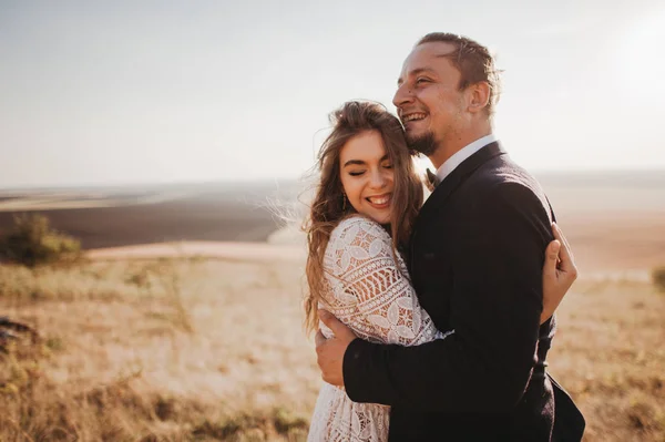 Weeding couple at field — Stock Photo, Image