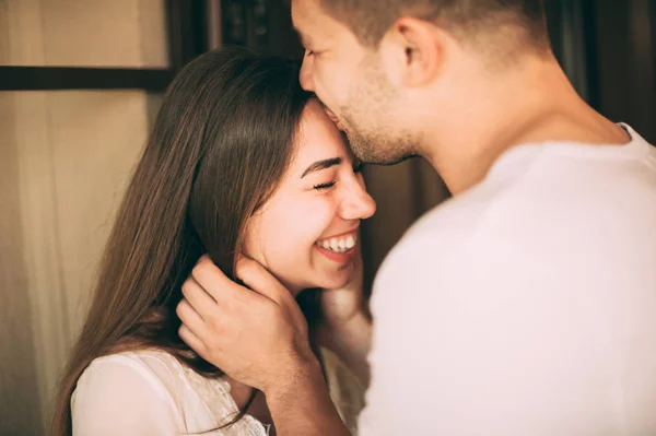 Junges Paar küsst sich — Stockfoto