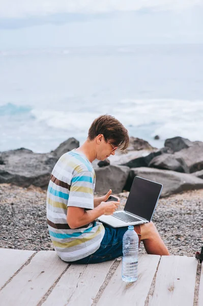 Businessman on beach with laptop — Stock Photo, Image