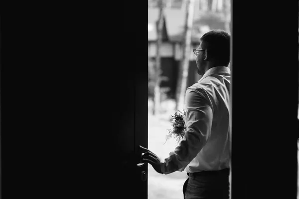 Sposo fuori dalla porta — Foto Stock