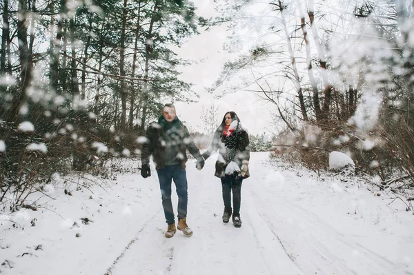 Пара в зимовому лісі — стокове фото