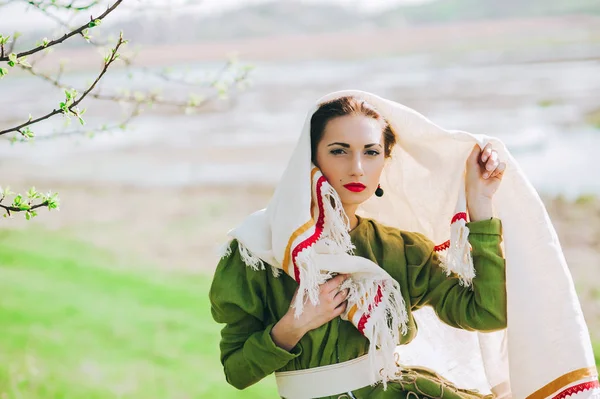 Ragazza nel giardino primaverile — Foto Stock