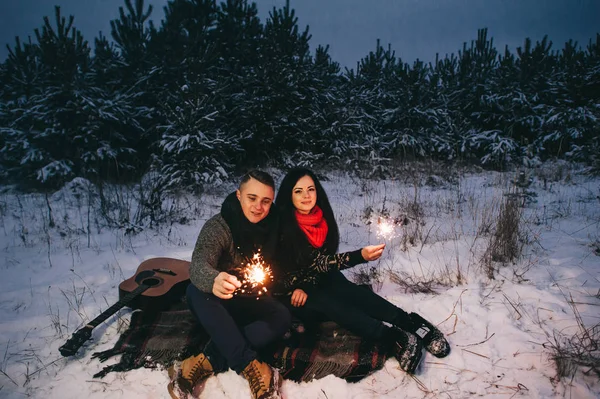 Pár v zimním lese — Stock fotografie