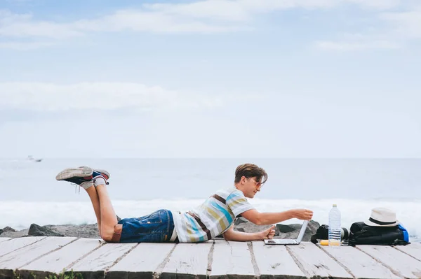 Бизнесмен на пляже с ноутбуком — стоковое фото