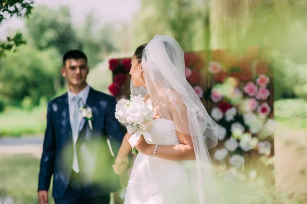 Gelukkige bruid en bruidegom — Stockfoto