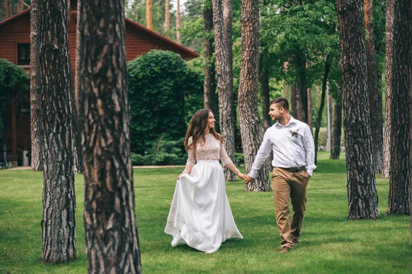 Casal de casamento no parque — Fotografia de Stock